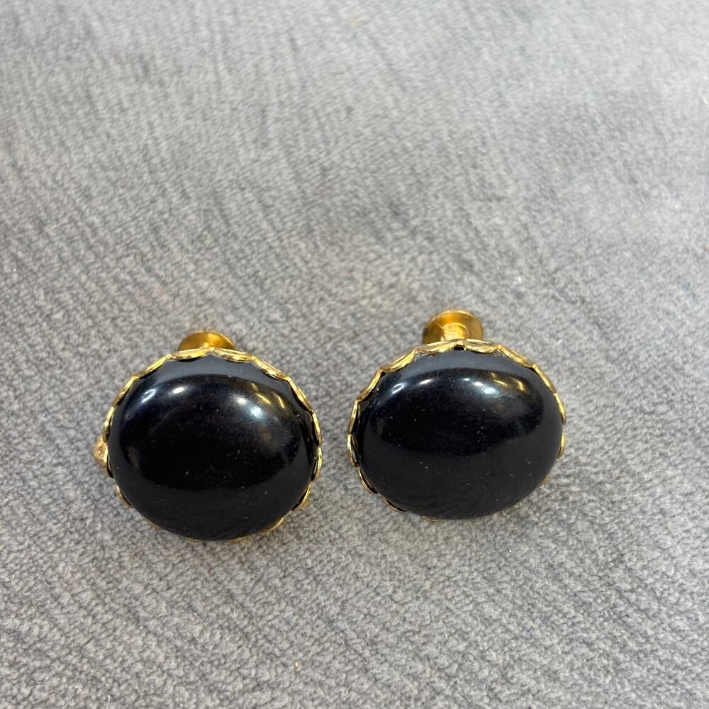 VTG Screw Back Earrings Black Round Center w/ Scalloped Gold Tone Frame Unsigned